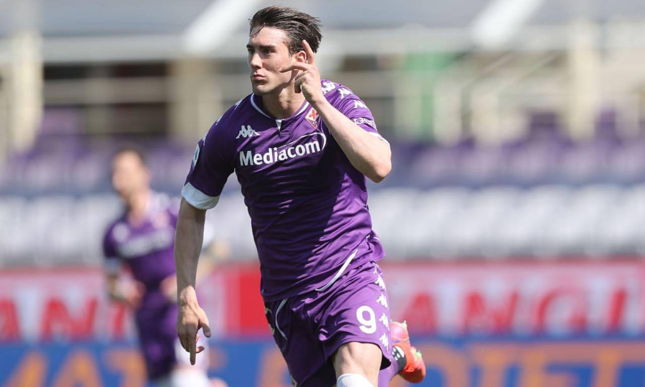 Vlahovic esulta con la Fiorentina