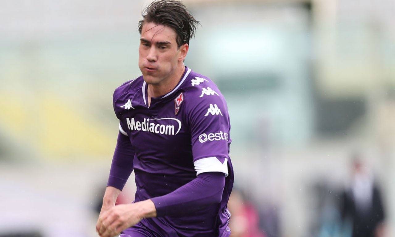 Vlahovic in campo con la Fiorentina 