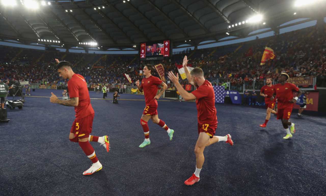 La Roma entra in campo all'Olimpico