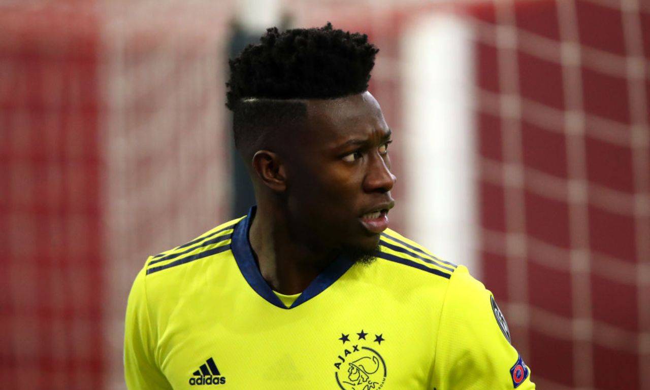 Onana con la maglia dell'Ajax