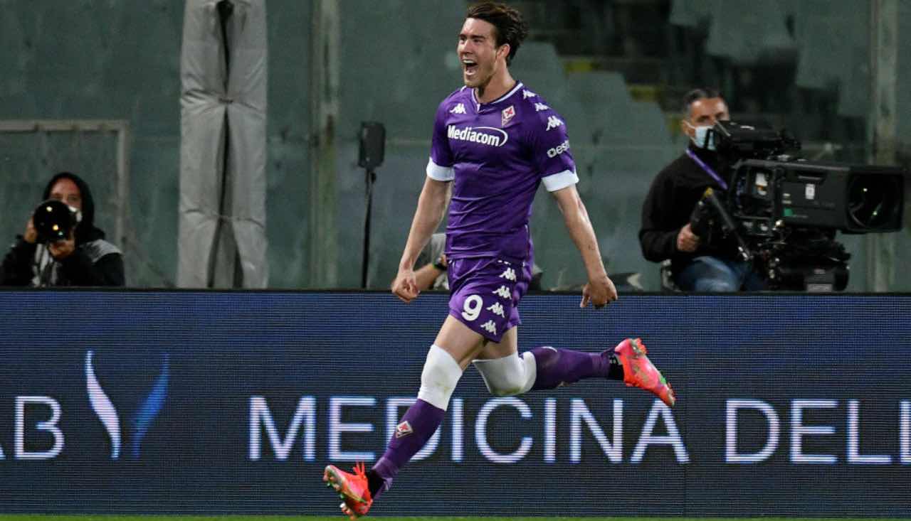 Vlahovic esulta con la Fiorentina