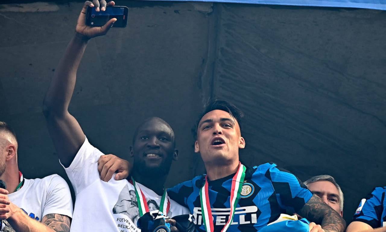 Lukaku e Lautaro festeggiano lo scudetto