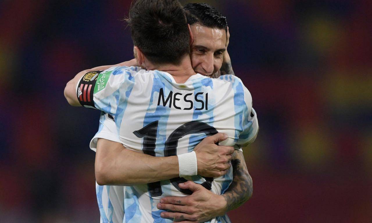 Messi e Di María si abbracciano