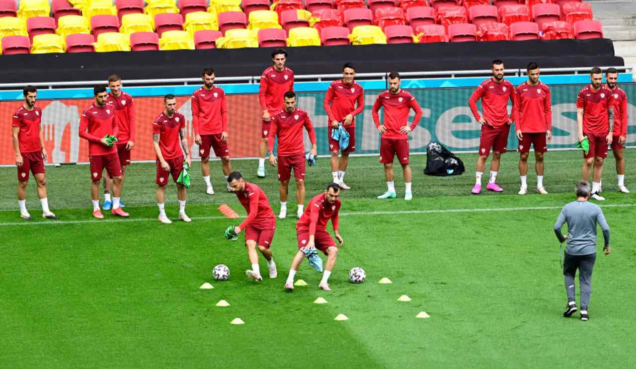 Pandev durante il riscaldamento con la Macedonia