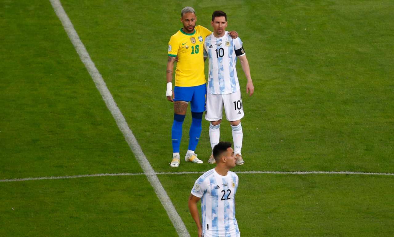 Messi e Neymar si abbracciano 