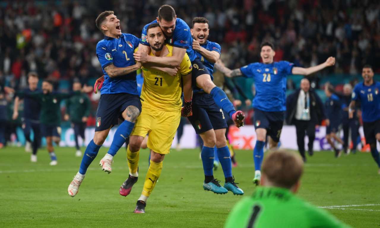 Donnarumma esulta coi compagni per la vittoria degli Europei