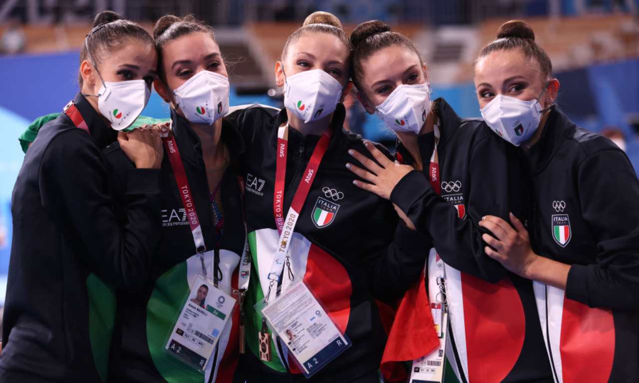 Le ragazze della ginnastica ritmica festeggiano il bronzo