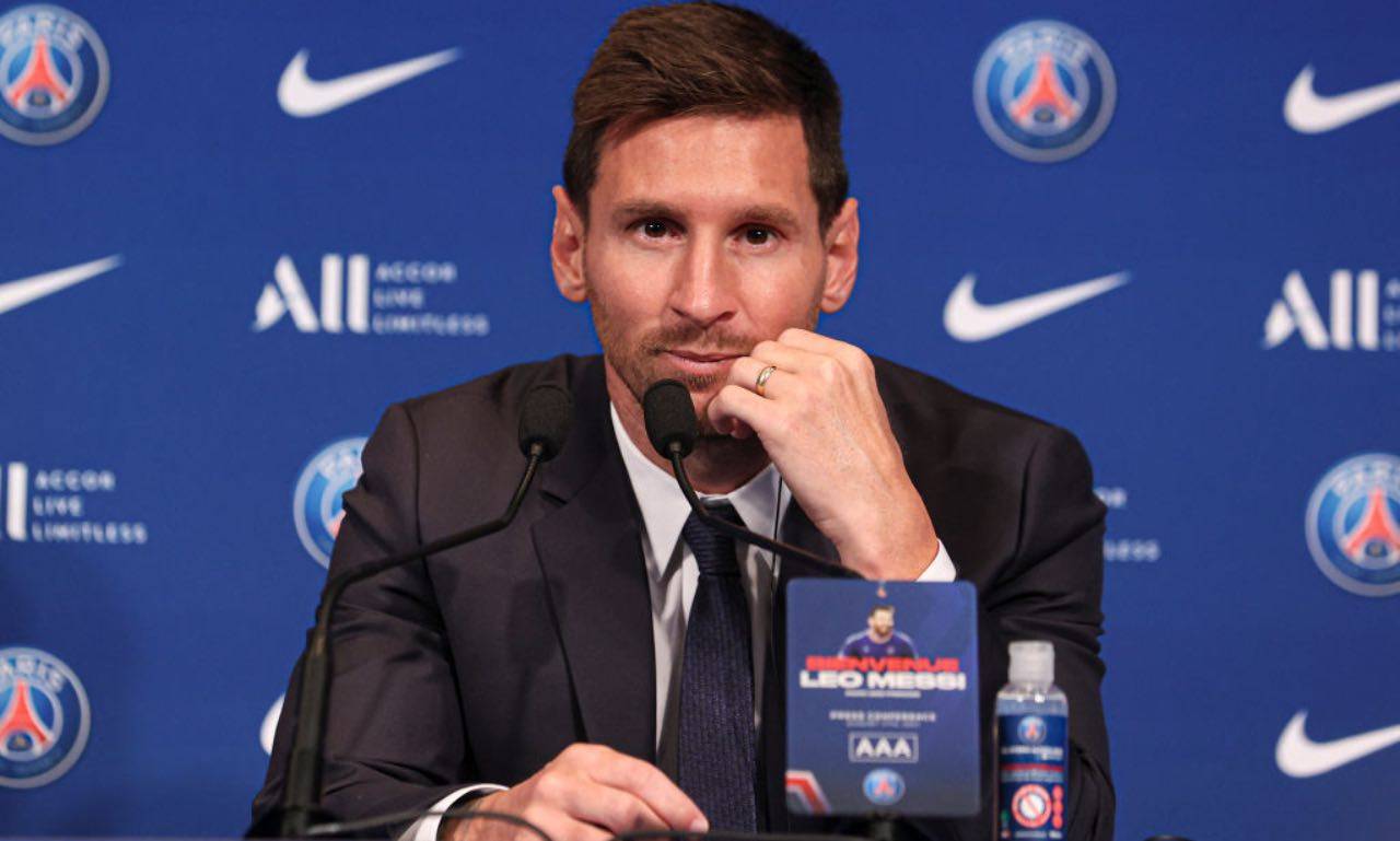 Messi durante la conferenza col PSG