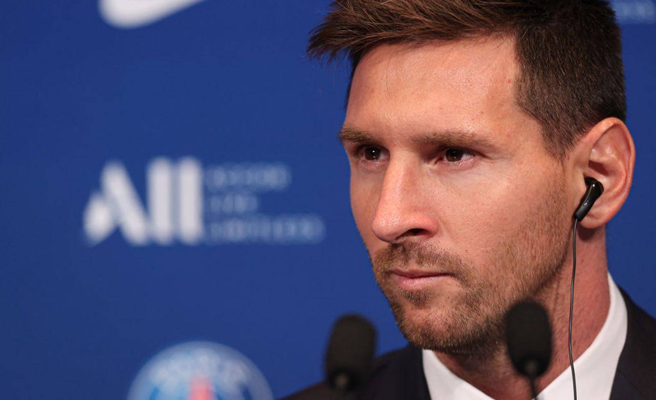 Messi durante la conferenza col PSG