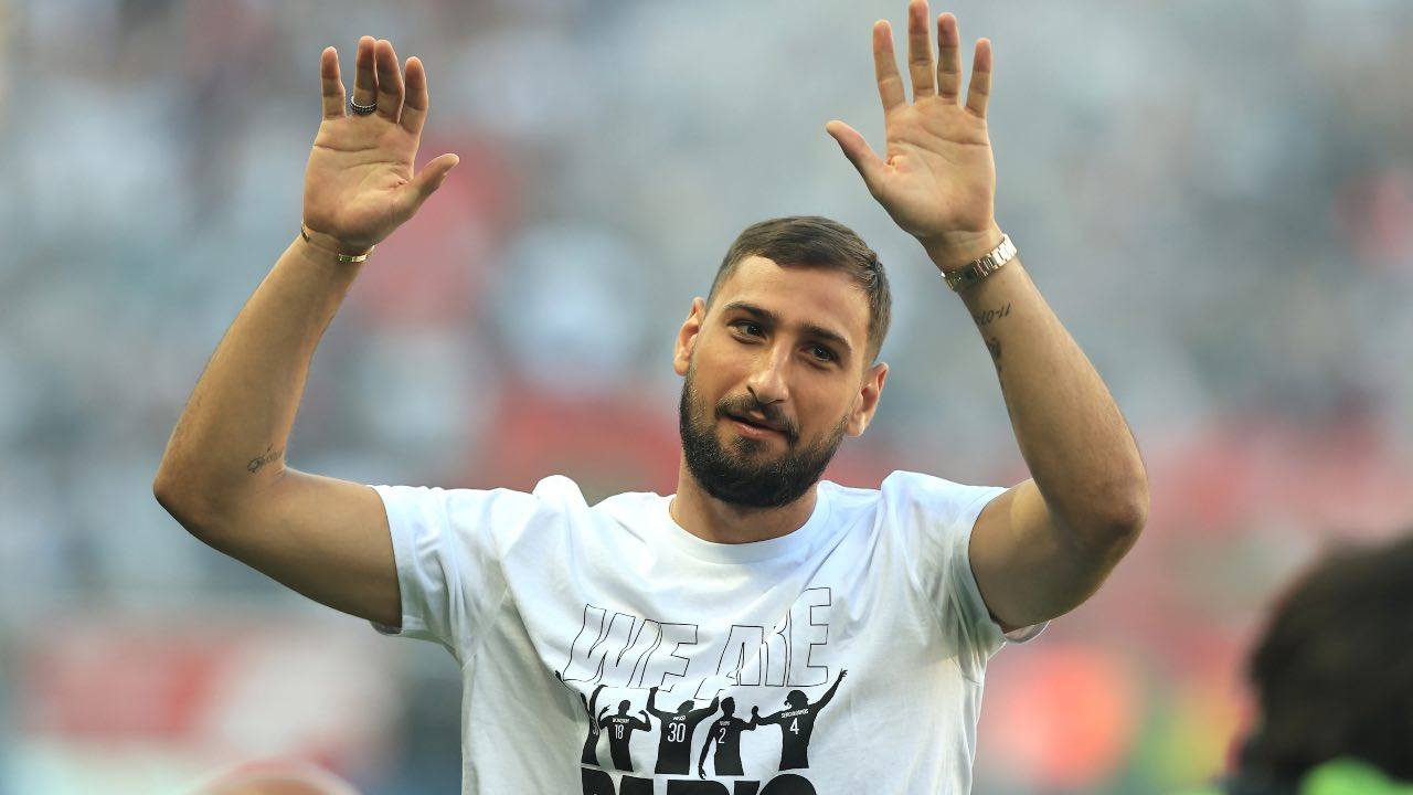 Donnarumma saluta i tifosi del Psg