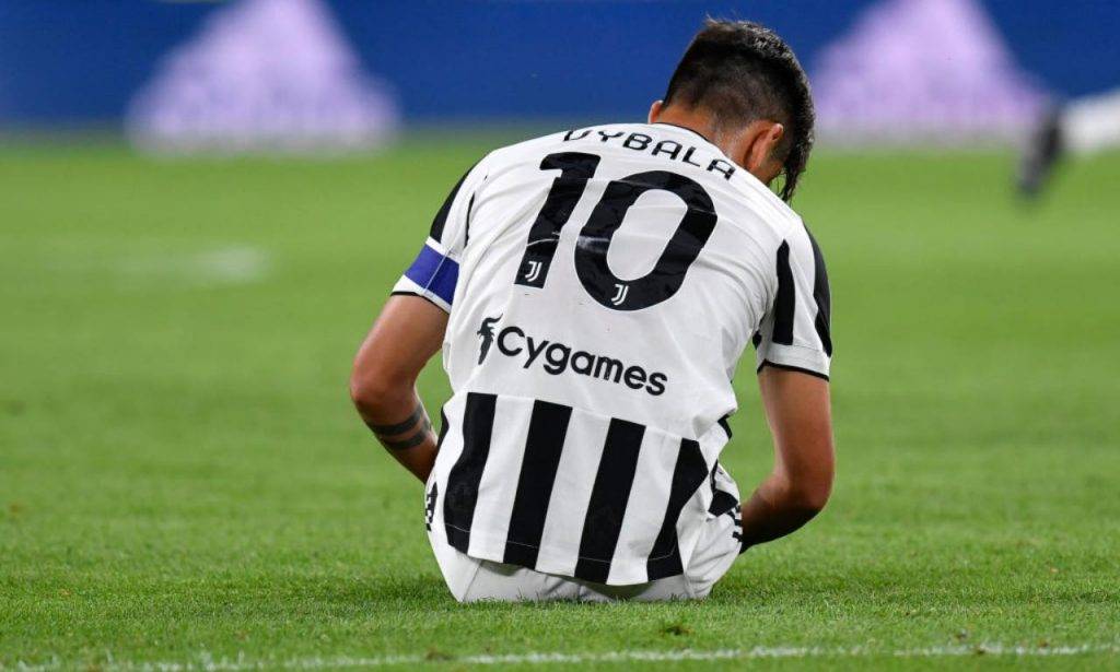 Dybala seduto in campo