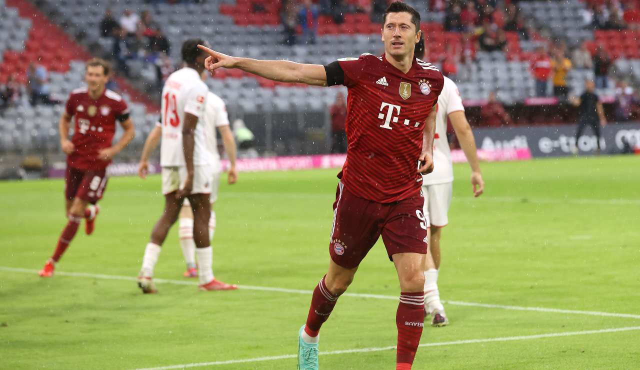 Lewandowski esulta dopo un gol