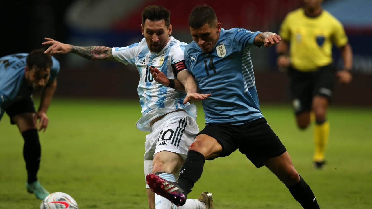 Torreira duella con Messi