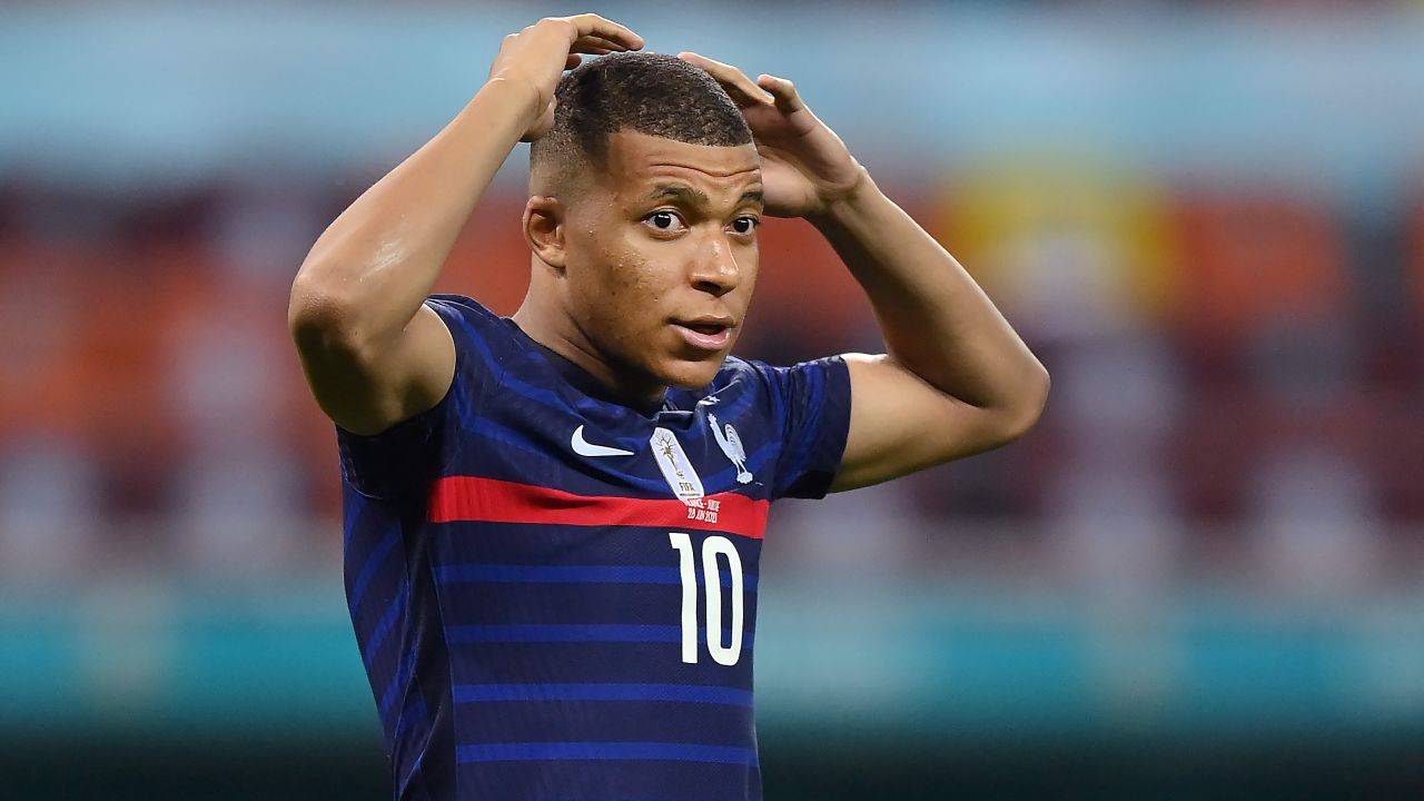 Mbappé disperato dopo l'errore dal dischetto durante l'Europeo