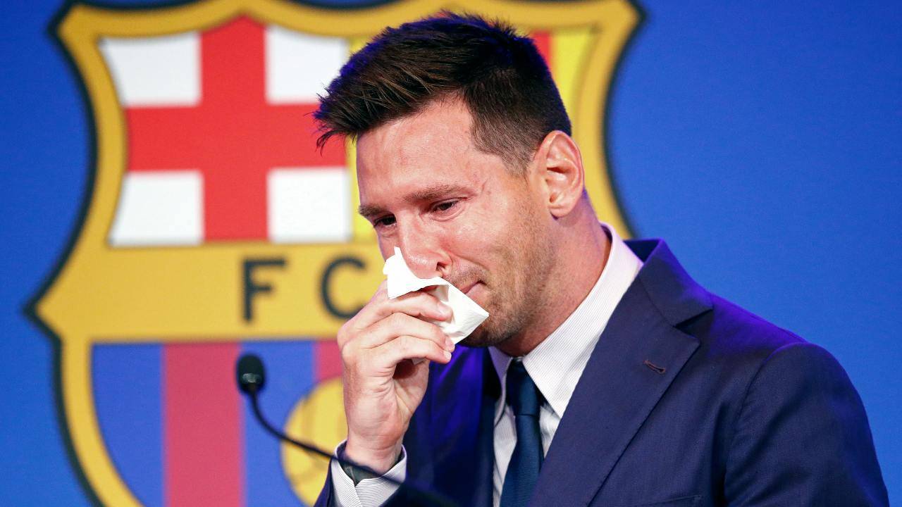 Messi in lacrime durante la conferenza stampa d'addio al Barcellona