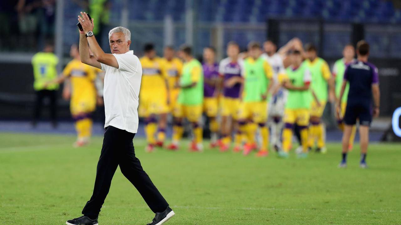 Mourinho ringrazia i tifosi della Roma dopo la vittoria con la Fiorentina