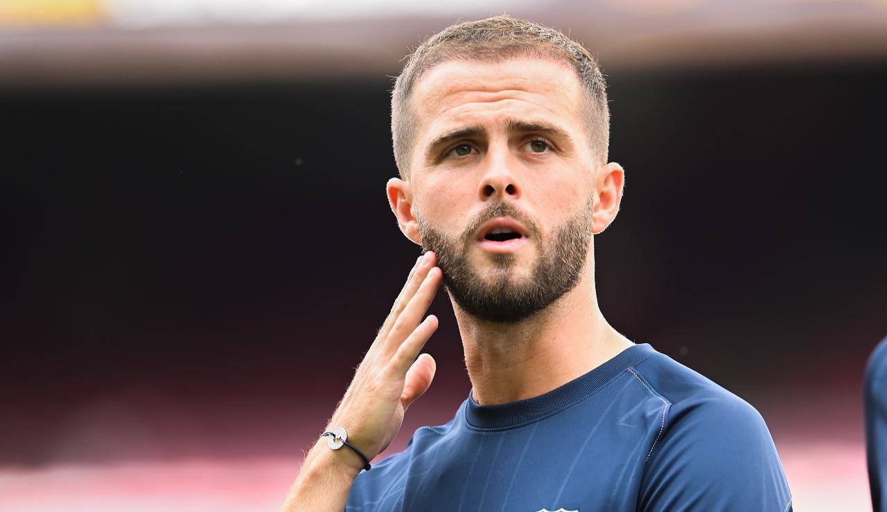 Pjanic si tocca il volto