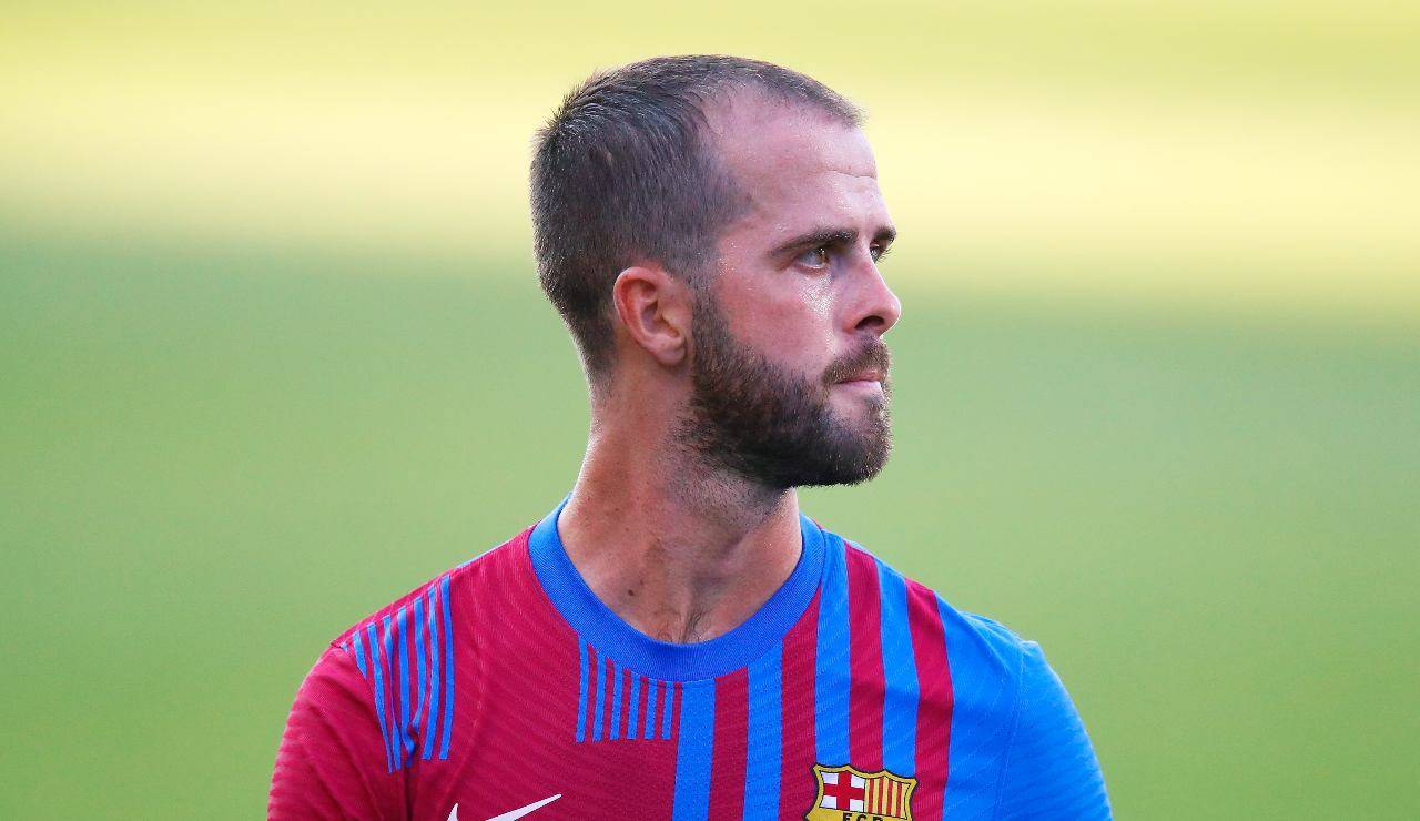 Pjanic con la maglia da allenamento del Barcellona