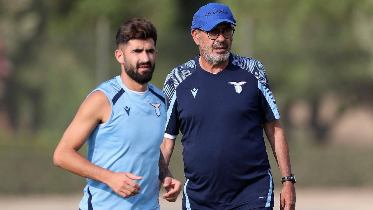 Sarri osserva un allenamento della sua Lazio