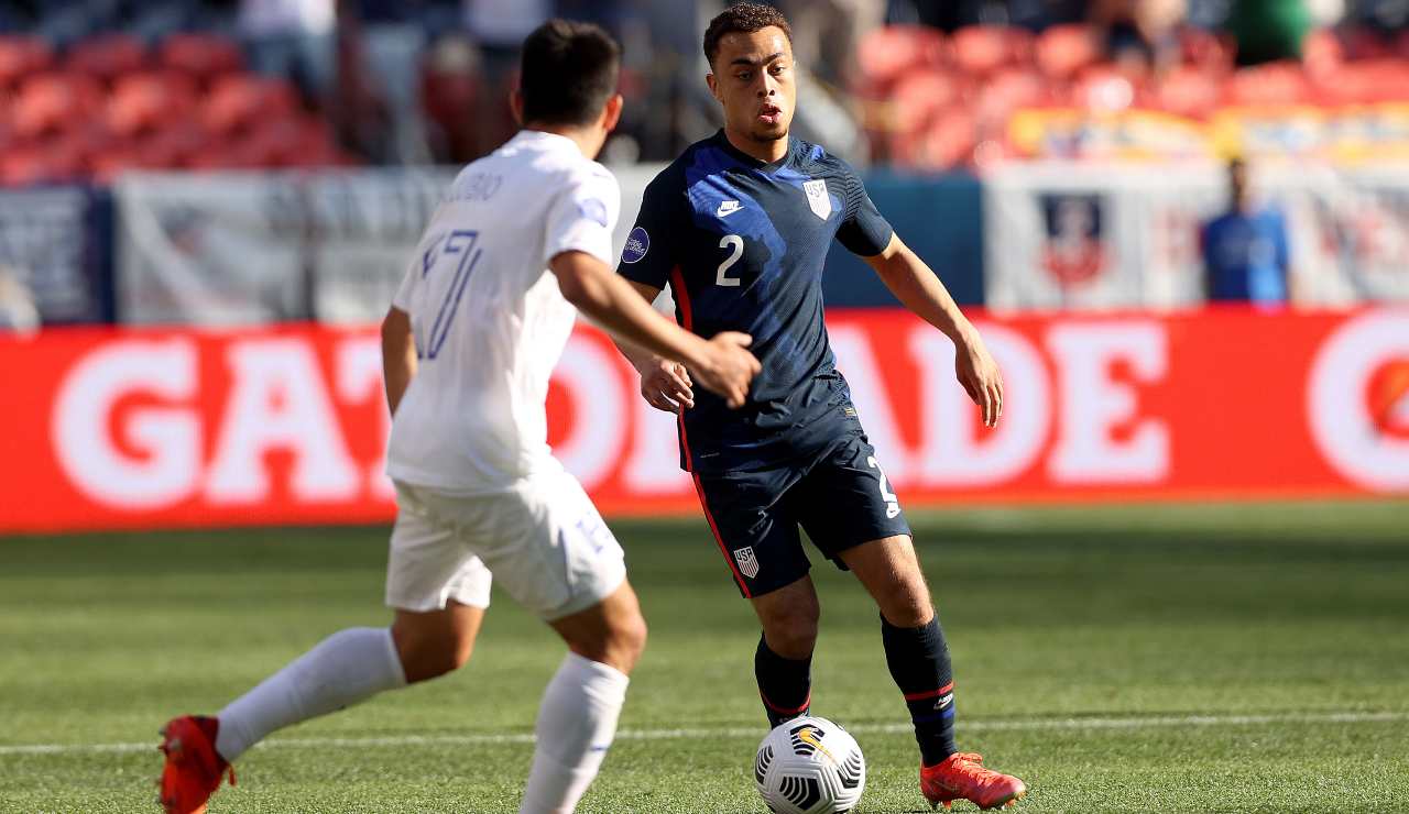 Sergiño Dest con la maglia degli Stati Uniti