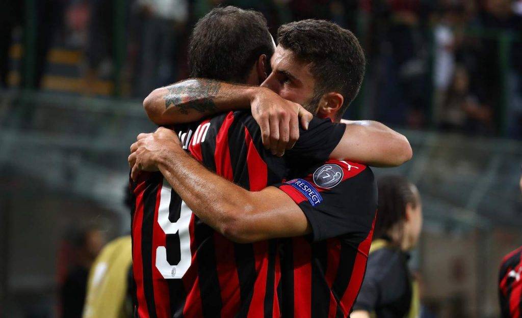 Higuain e Cutrone si abbracciano ai tempi del Milan
