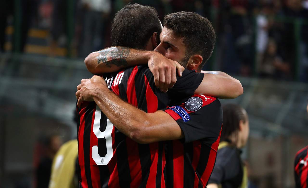 Higuain e Cutrone si abbracciano ai tempi del Milan