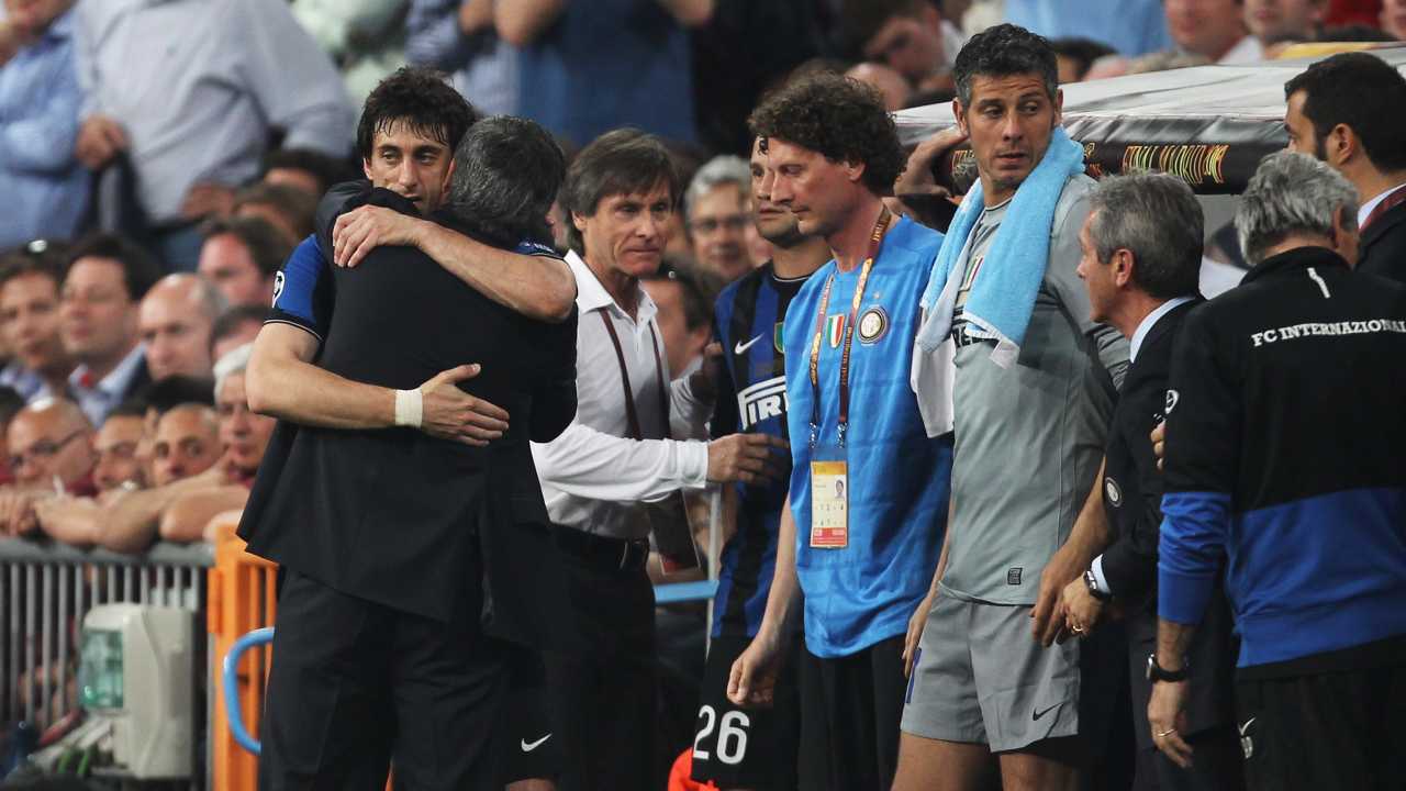 L'abbraccio tra Milito, grande protagonista del 'Triplete', e Mourinho durante la finale di Champions League