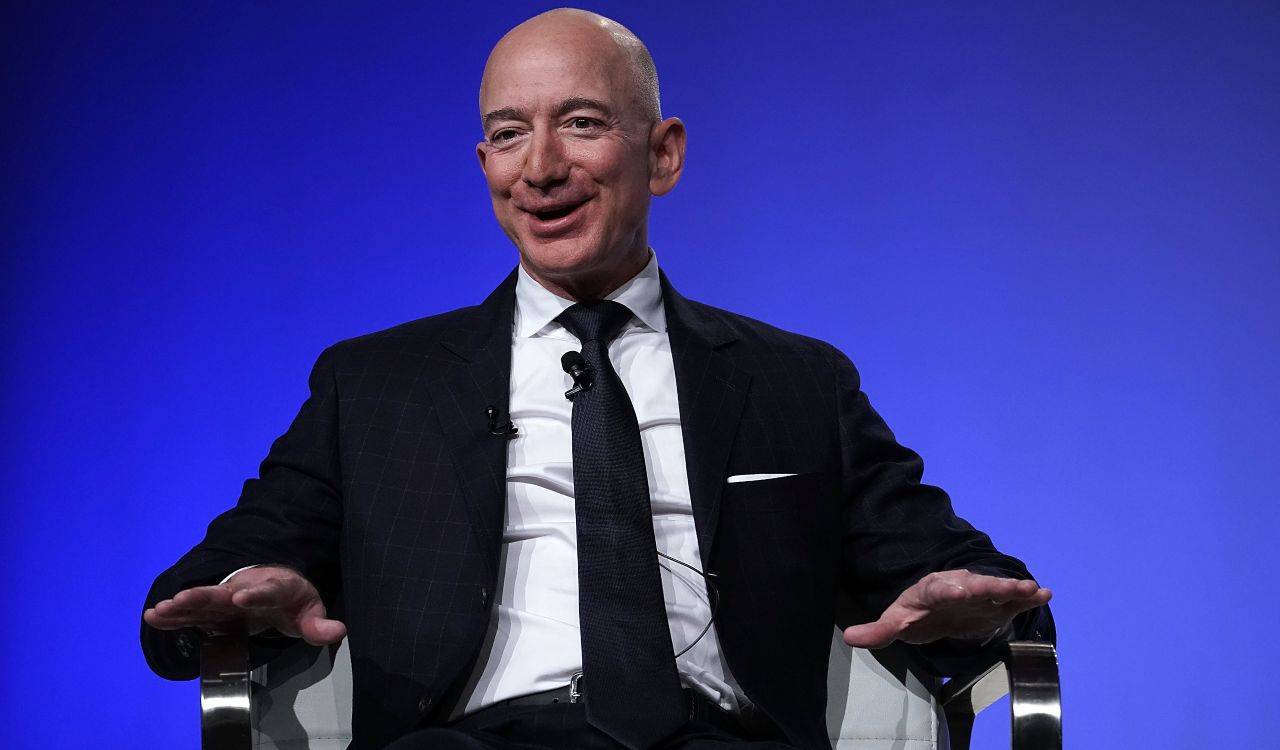 Jeff Bezos sorride