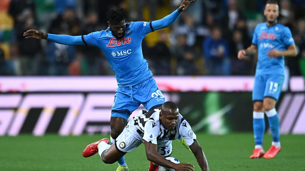 Uno scontro di gioco tra Anguissa e Sami