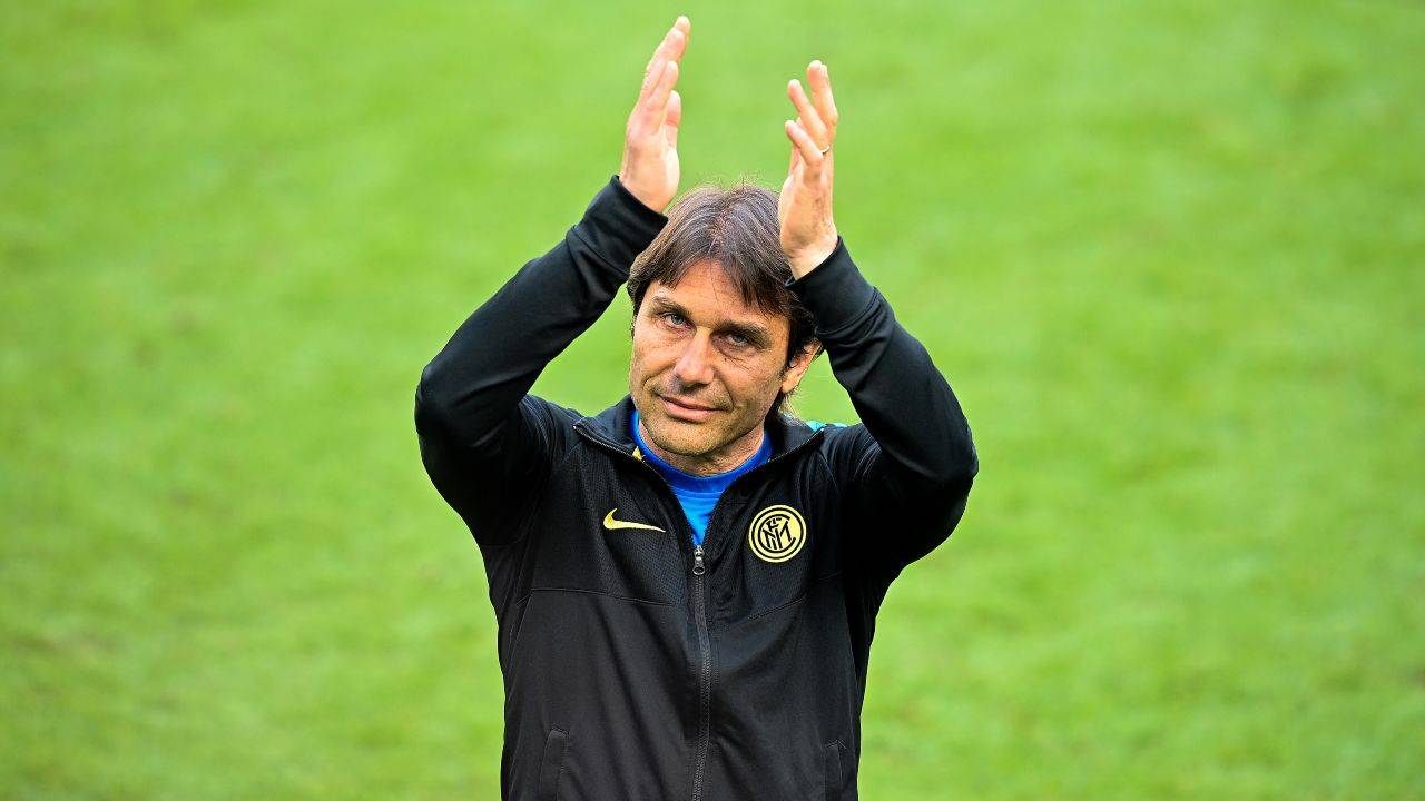 Conte applaude i tifosi