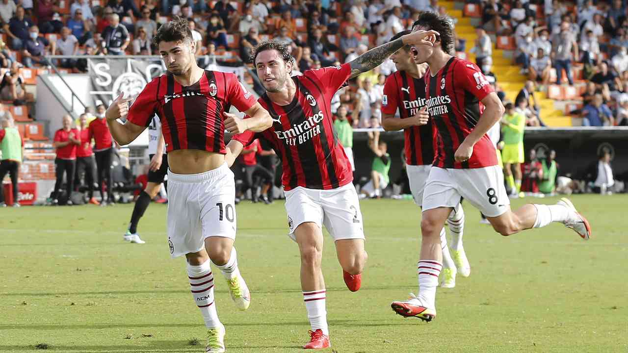 Calabria acchiappa Diaz per la maglia impedendogli di levarla