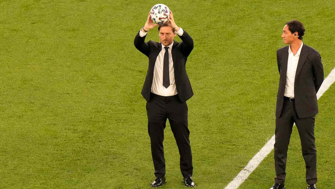 Francesco Totti mostra il pallone