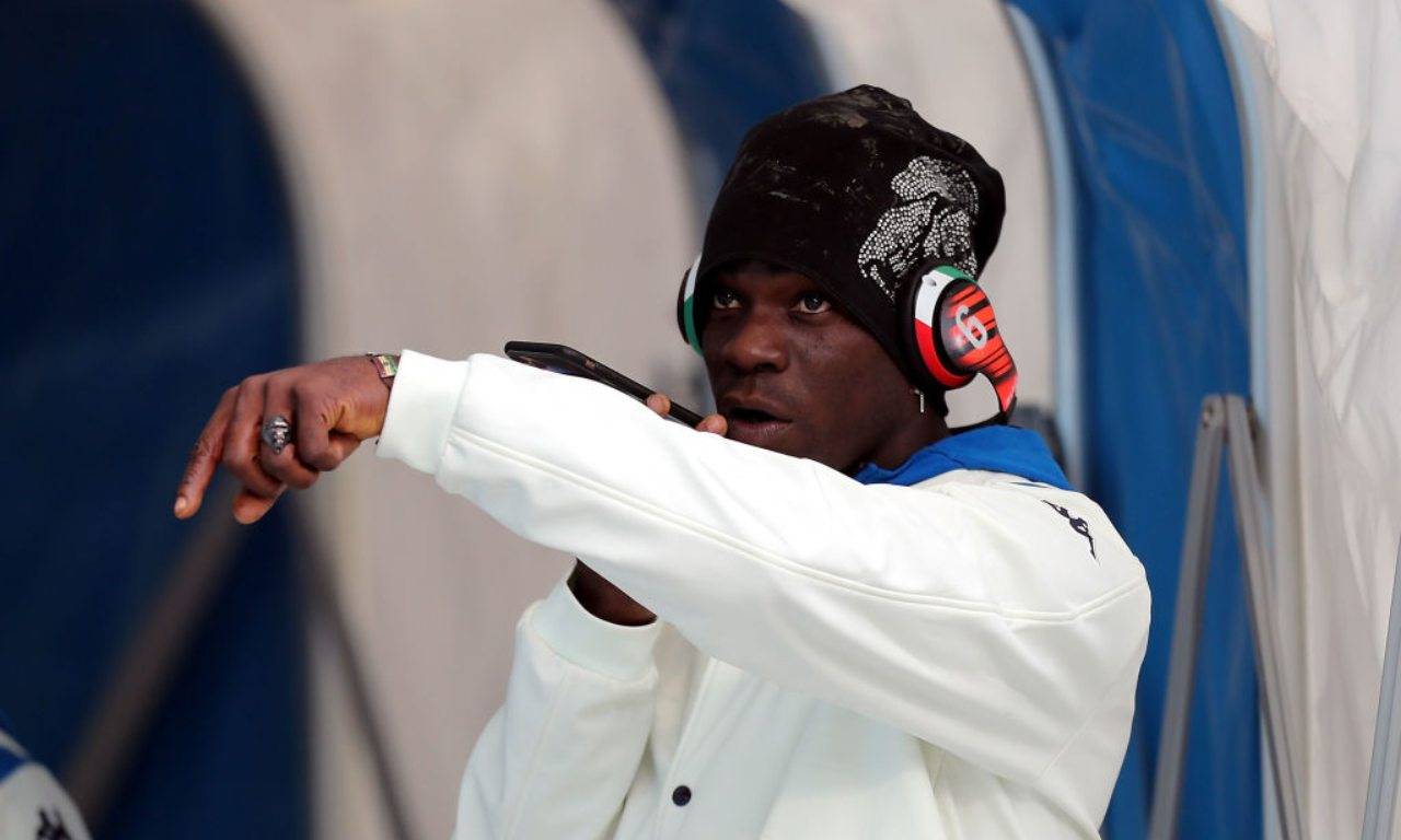 Balotelli parla al telefono