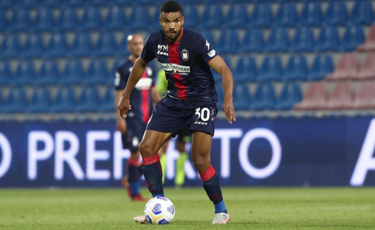 Junios Messias in campo col Crotone 