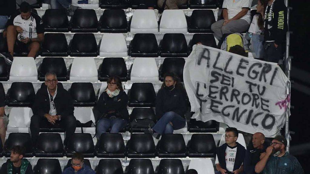 Striscione contro Allegri Juve