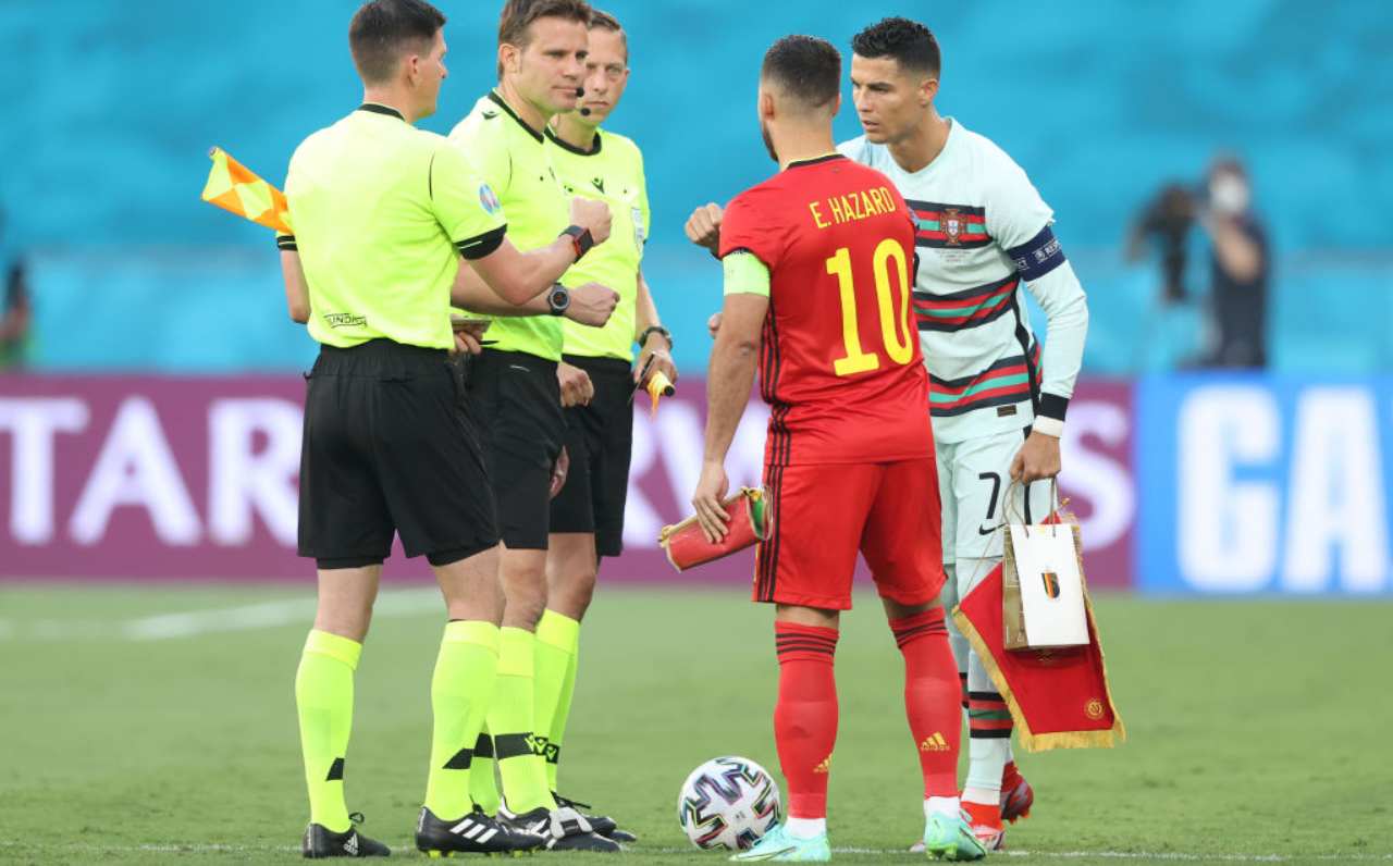 Hazard e Ronaldo salutano l'arbitro