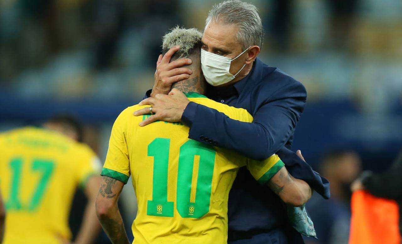 Tite abbraccia Neymar