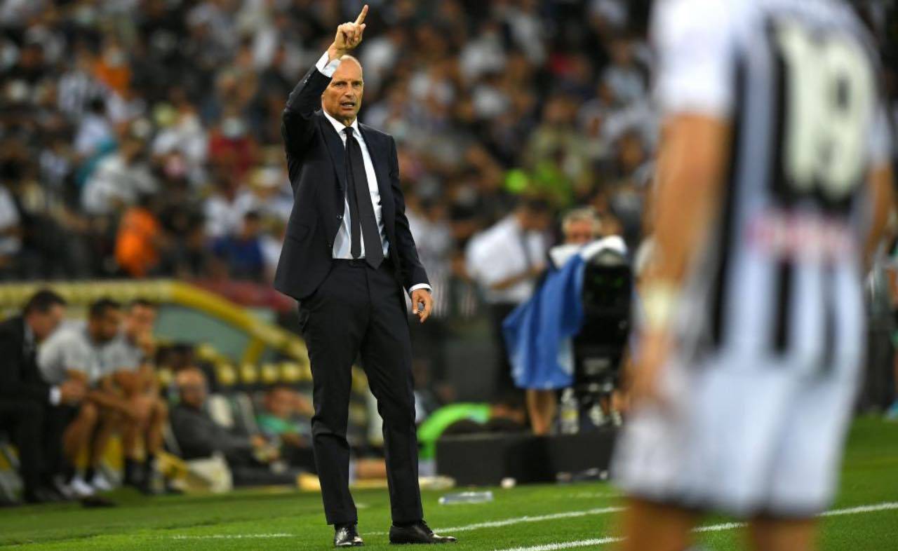 Allegri dà indicazioni alla Juventus dalla panchina