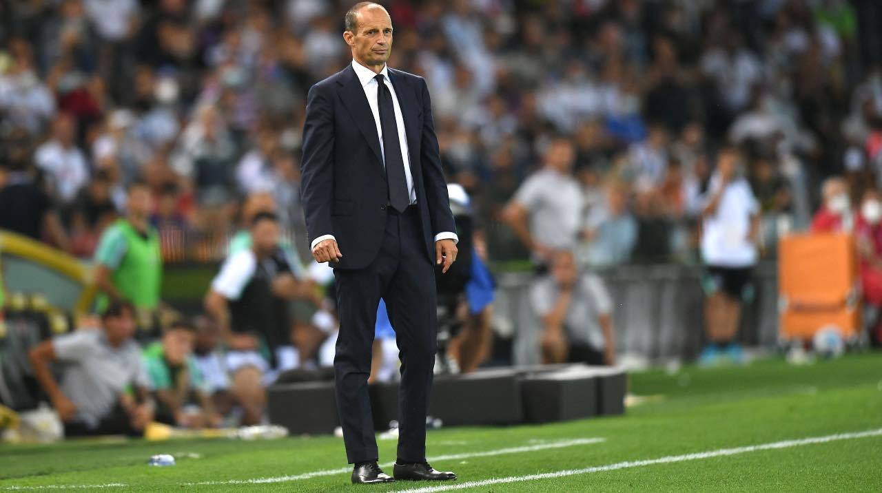 Allegri osserva la sua Juventus dalla panchina