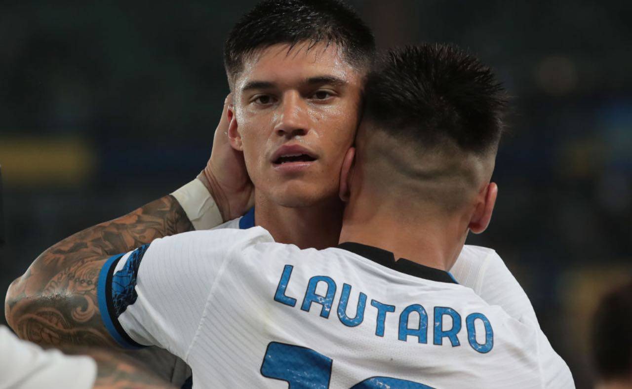 L'abbraccio di Lautaro e Correa in Hellas Verona-Inter 