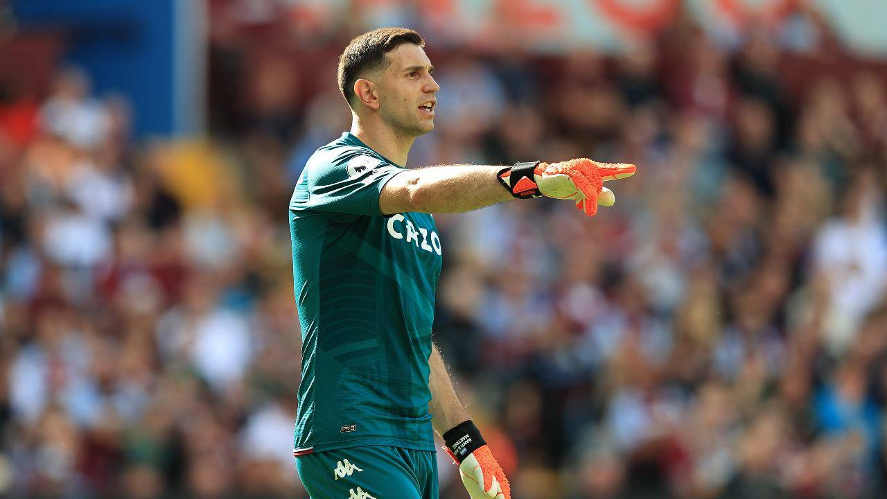 Emiliano Martinez indica Aston Villa