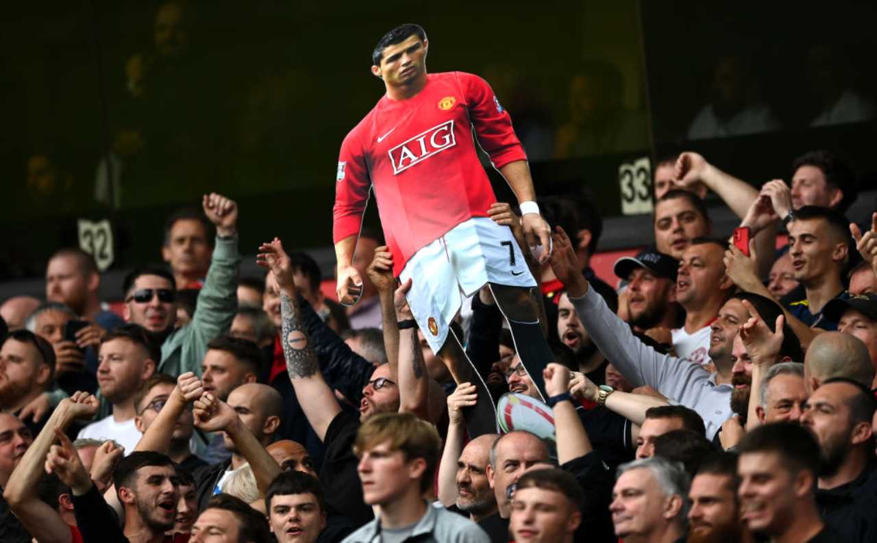 Tifosi dello United con foto di Ronaldo