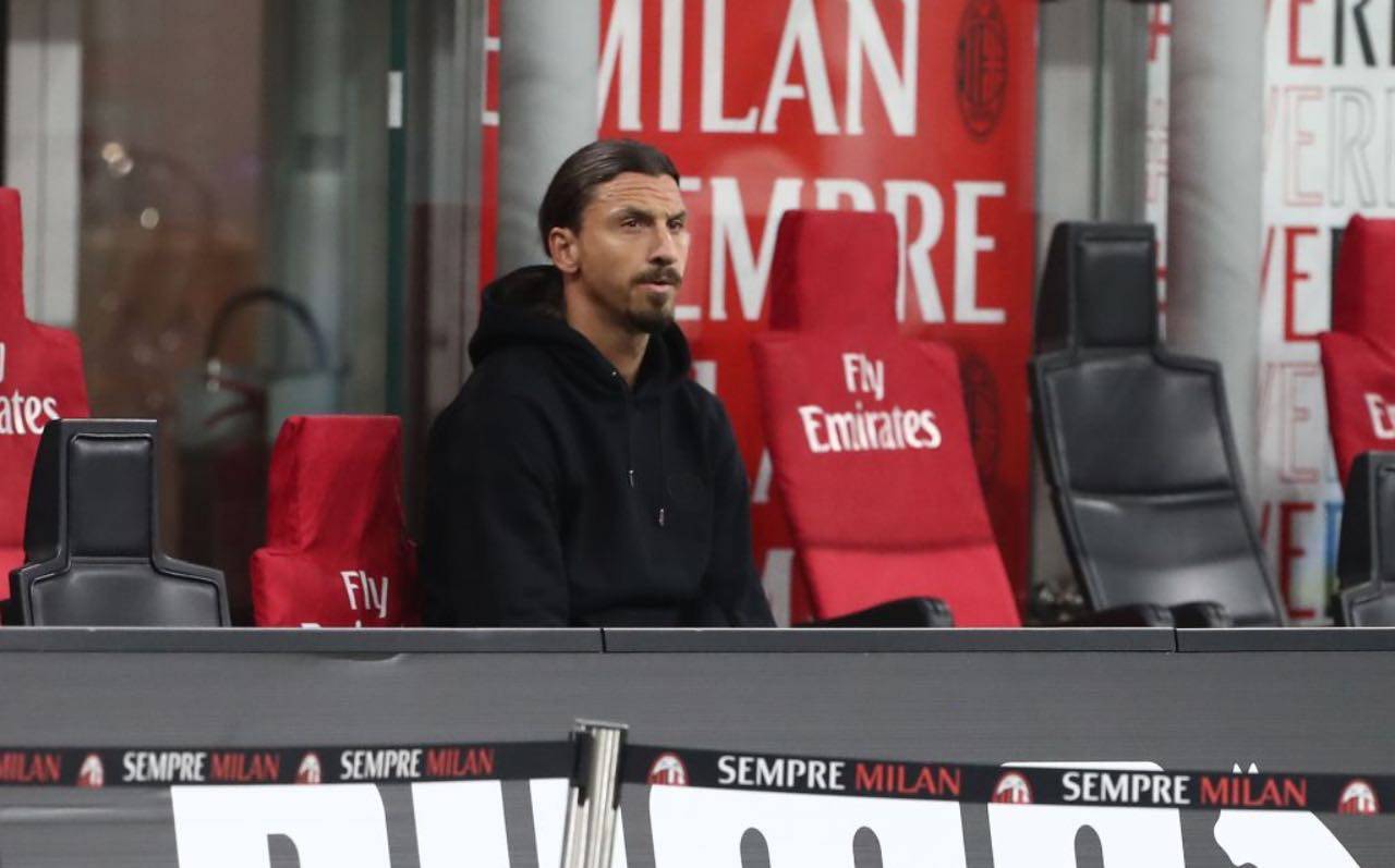 Ibrahimovic in tribuna durante Milan-Cagliari