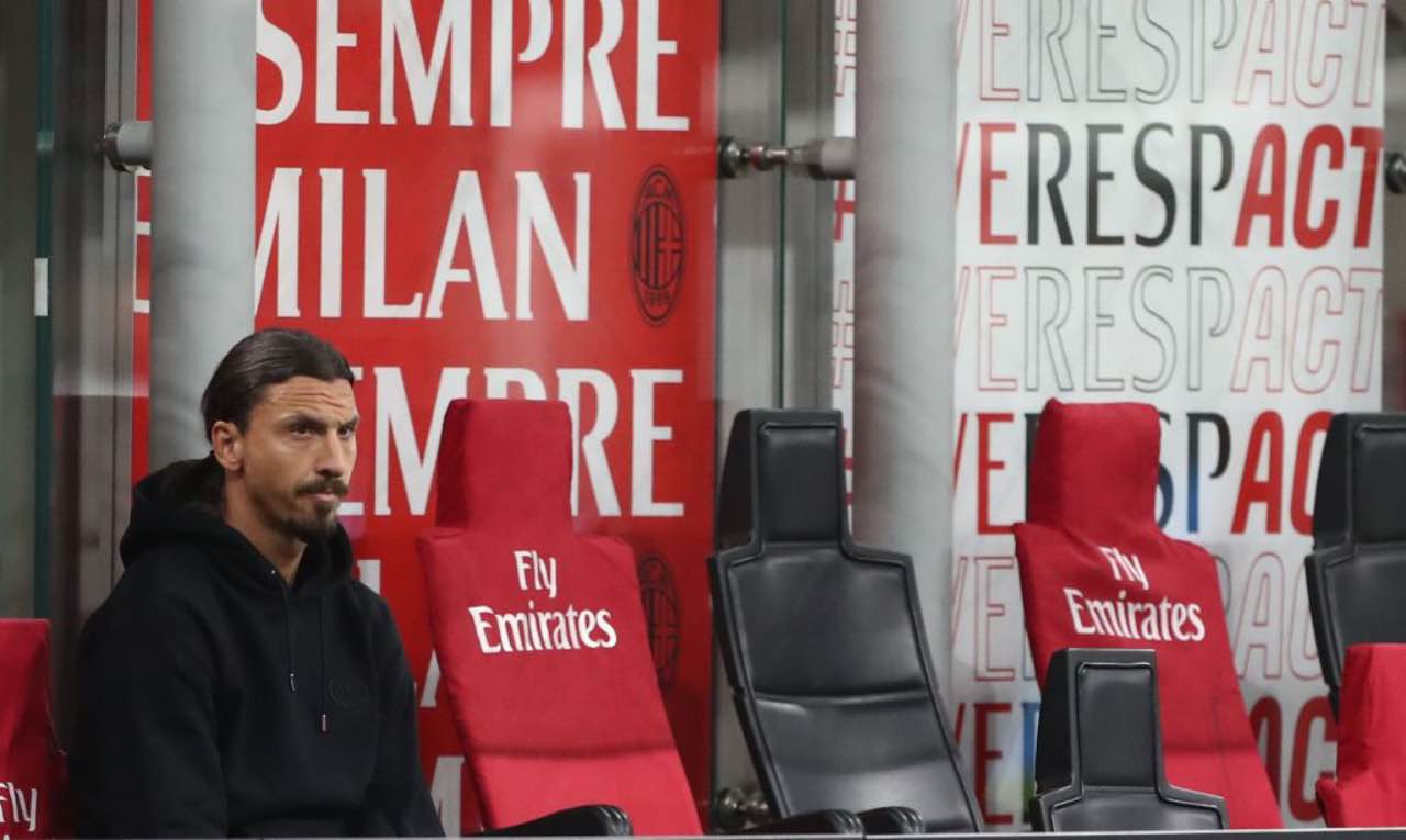 Ibrahimovic in panchina durante Milan-Cagliari