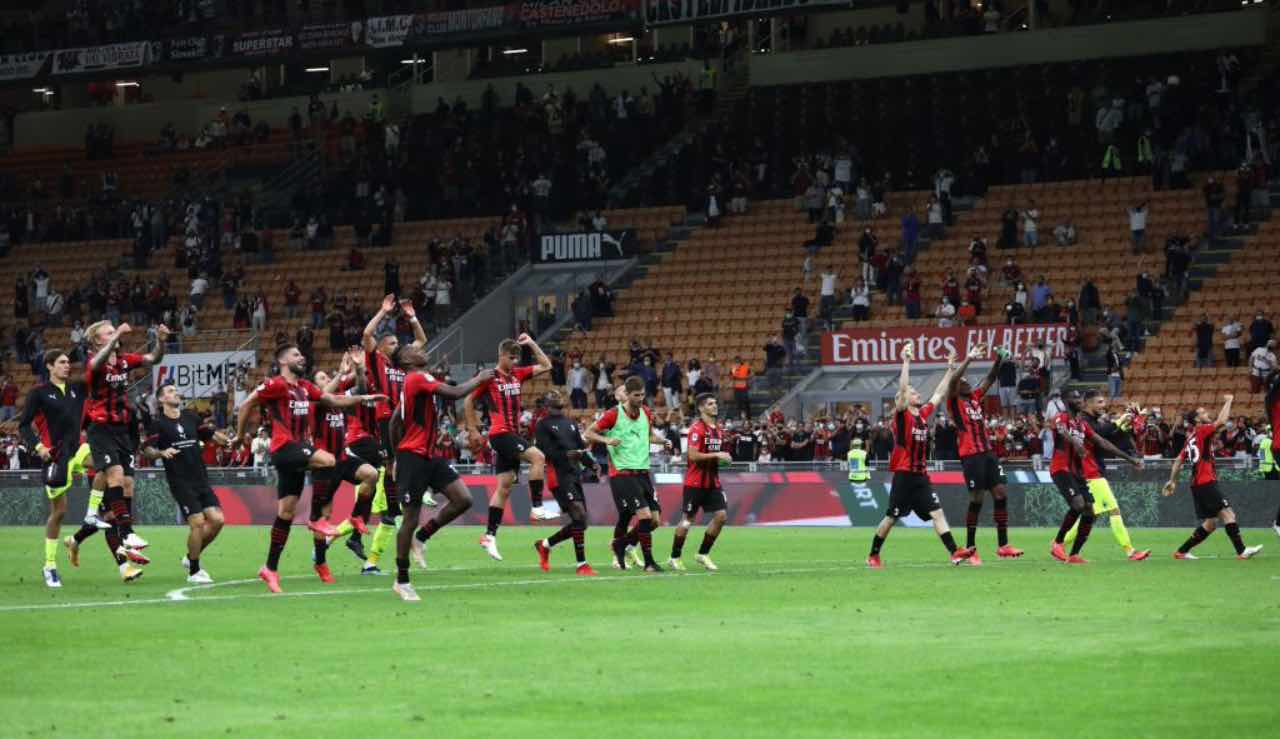 I calciatori del Milan sotto la Curva dopo la vittoria sul Cagliari