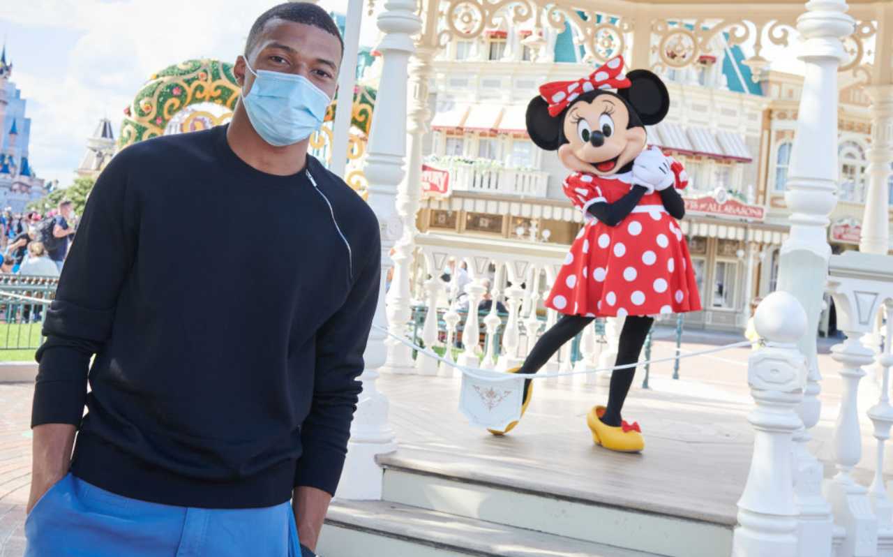 Mbappé con mascherina