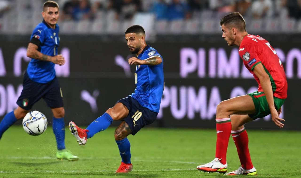 Insigne passa la palla 