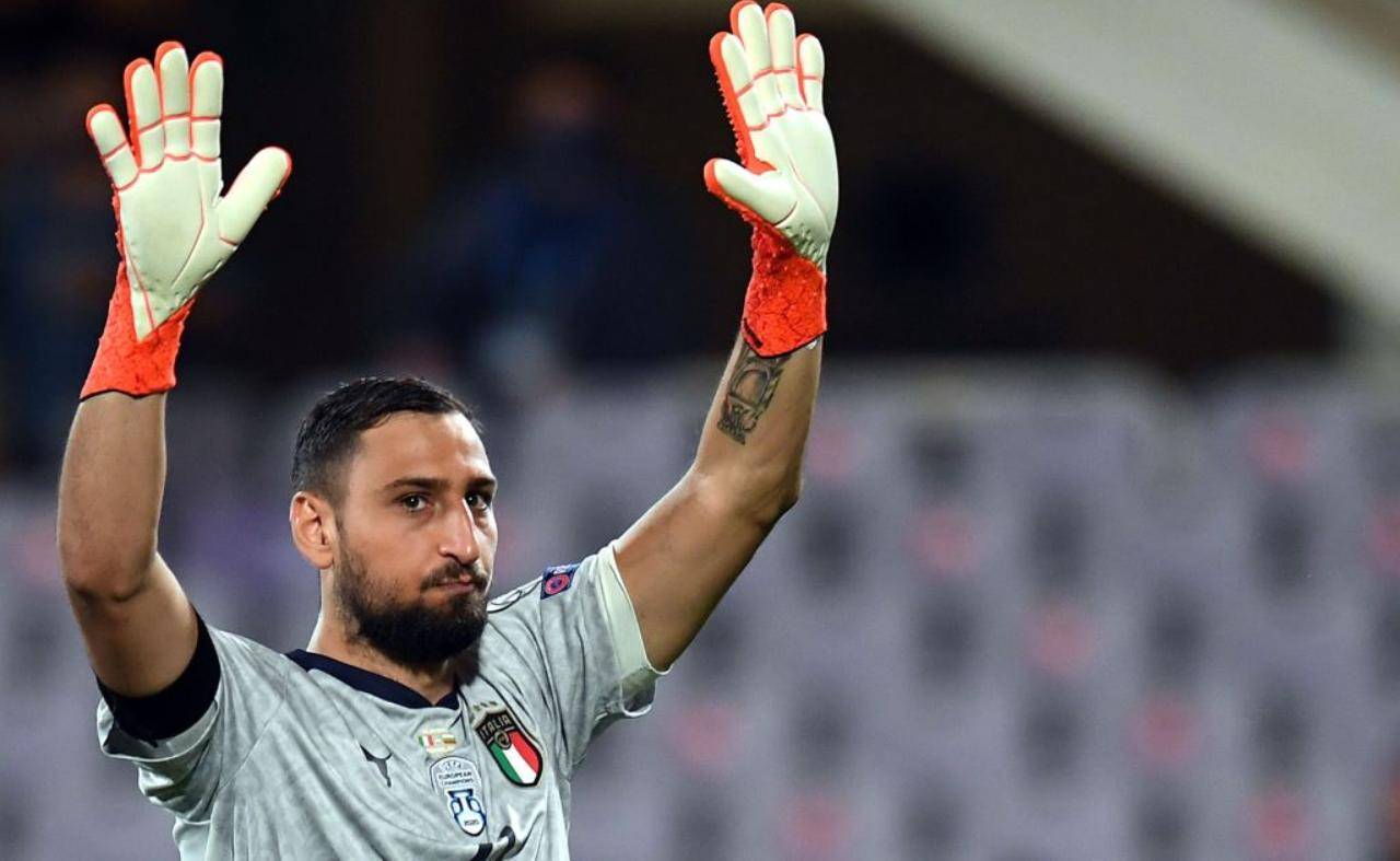 Donnarumma saluta