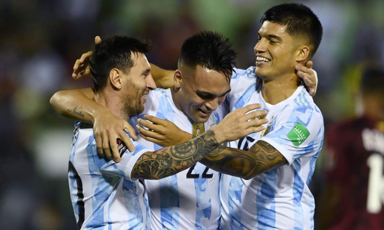 L'abbraccio tra Messi, Lautaro e Correa in Venezuela-Argentina