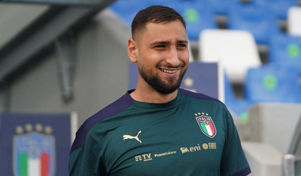 Donnarumma sorride con la Nazionale